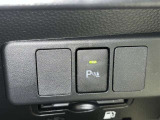 コーナーセンサーを車の前後に装備。障害物までの距離に応じて警告音を変えてお知らせ。縦列駐車時や駐車場・車庫などでの取り回しをサポートします。詳細は販売店スタッフまでおたずねください。