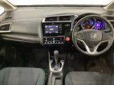 車内は光触媒抗菌消臭施工済です。インパネ周りはスタイリッシュなデザインです。グローブボックスやカップホルダーのほかにトレーなどたくさんの収納スペースが付いています。