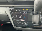 シフトレバーは簡単操作で運転もしやすくなっております。