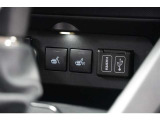 寒い日はすぐにあたたかくなるシートヒーターは重宝します。暖房を控えめにすることで燃費の向上にもなります。車内の空気が汚れたり乾燥したりする心配も減ります。