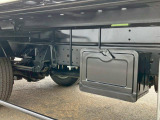 ボディー運転席側に工具箱が付いています。