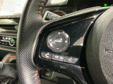 ステアリングにオーディオ操作スイッチが付いています。オーディオ画面に直接タッチしなくても操作が出来ますので、運転に集中できます。