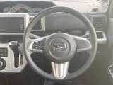 インテリアに合わせたデザインのステアリングは、運転される方のことも考え、運転しやすい形状、大きさです。是非一度、実際に触ってお確かめください。