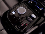 【ドライバーコックピット】人間工学に基づきドライバー中心にすべての操作パネルを設計。ドライバーが直感的に操作できる様にドライバー側にわずかに傾斜。常に運転に最適な姿勢/視線を保つ事が出来ます!