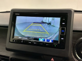 リバースギアに入れるだけで後方の表示へ切り替わります。夜間や雨の日の駐車も楽になりますよ。