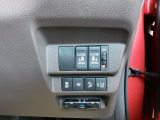 パワースライドドアの開閉はスマートキーのリモコンやドアノブは勿論、運転席側のスイッチ操作でも開閉ができ、安全・簡単です。
