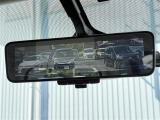 【デジタルインナーミラー】車両後方カメラの映像をミラーに映すことが出来ます。 そのため、後席に人や荷物があって後方が見えづらい場合でもしっかり視界を確保することが出来ます。