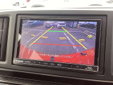【バックカメラ】運転が苦手な方も車庫入れラクラク。ギアをリバースに入れれば自動的に切り換わりますので、面倒な操作は不要です。狭い駐車場も大切なお車を傷つけず安心です。