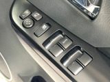 【電動格納ミラー】サイドミラーは電動格納式となっており、狭い駐車場でもキズがつくリスクを抑えられます。