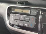 【オートエアコン】一度お好みの温度に設定すれば、車内の温度を検知し風量や温度を自動で調整。暑い&hellip;寒い&hellip;と何度もスイッチ操作をする必要はありません。快適な車内空間には必須の機能ですね♪