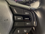 ハンドルにHondaセンシング系のクルーズコントロールやレーンキープアシストなどの操作スイッチが装備されています。ハンドルから手を離さず安全に操作できます。
