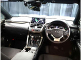 デザインもよく、居心地のよい運転席ですね。分かりやすいスイッチ類ですから操作もしやすく運転をサポートします。