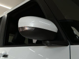 【ウインカーミラー】方向指示器をミラーのランプに点灯。対向車への視認性を高め、安心安全な方向転換をサポートします♪