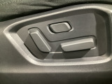 運転席にはパワーシートを装備!シート位置を記憶するメモリー機能付きなのでご夫婦で2名分セットすると便利です♪