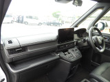 ★助手席周辺★ダッシュボードには豊富な収納BOXがありいつもすっきりとした車内!ほしい場所にちょうど良い収納を備えています。大きなフロントガラスによって見晴らしも良く快適な座り心地となっております