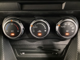 空調スイッチ類は最近流行のタッチパネル式ではなく、運転中でも直感的に操作できるダイヤル式を採用しております。