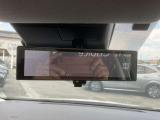 インテリジェントルームミラーは車両後方の状況を映像で映し出してくれます!後席に人が乗っていて見づらい時や荷物で後ろが見えない時も安心です!