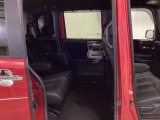 スライドドアだから、隣の車との距離が近い駐車場でも安心。チャイルドシートへの乗せ降ろしや、大きな荷物の積み込みもストレスなく行えます。