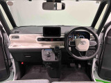 明るいコーディネートカラーに包まれた運転席空間。フロントガラス面積や位置取りが良く、Aピラーの内装色や形状にこだわることで前方・右前・左前方向の視認性がいいですよ!