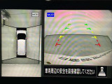 【アラウンドビューモニター】まるでクルマを真上から見ているようなアラウンドビューモニターで運転をサポート。運転席から見えにくい車の四隅や後方もモニターでしっかり見えます。