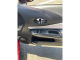 全席パワーウィンドウとなっています。運転席はオートになっているのでワンタッチ開閉することが出来ます。