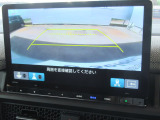 【リアカメラ】リバースに入れるだけで後方の映像が映ります。安全確認や、狭い駐車場での車庫入れ、雨の日や夜間など視界の悪い時に便利です。安全にバックする為には欠かせない装備です。