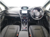 ■視界良好で運転しやすいコックピットです。シンプルで操作性の良いインパネ回りにデザインされ、SUBARUは安全性能に徹底的にまでこだわった視界設計を行っています。