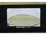 バックガイドモニター(バックモニター)付き。車両後方の映像をナビ画面に表示し、駐車などの後退操作をサポートします。