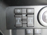 運転席からインパネ部のスイッチを押すだけで、両側スライドドアが自動で開閉します。