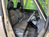 運転席まわりには十分なスペースがあり、大柄な方でもゆったり運転していただける環境です。