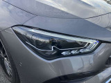 右ヘッドランプ。LEDハイパフォーマンスヘッドライトを装備。