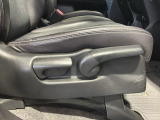 シートハイトアジャスターが付いているので運転姿勢を調整するのに便利ですね。身長に合ったシートポジションは安全運転や疲労軽減にもつながります。