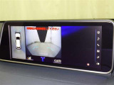 パノラミックビューモニターを装備。駐車場や交差点でクルマを真上から見るように周囲を確認できます。機能の詳細は販売店スタッフまでおたずねください。
