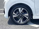 高級感引き立てるアルミ装着車。お洒落は足元からですね!