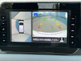 アラウンドビューモニターです。上空からお車の周りを見る感覚で表示されますので、車庫入れも簡単