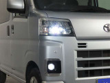 高輝度で点灯速度が速く、しかも消費電力の少ないLEDヘッドライトが装備されています!LEDの明るい光が走行中の視界の確保をサポートして、夜のドライブがより楽しく安全に運転できます♪