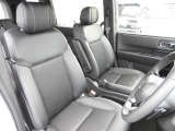 ★運転席★大きな座面と包み込むような背もたれが、ドライバーの身体をしっかり支えます。さらに、上質なシート素材と座り心地のよいクッション。長時間の運転やコーナーの多い道も快適です !!