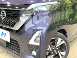 【LEDヘッドライト】悪天候や夜間走行時も良好な視界を確保し安心して運転できる高輝度LEDヘッドライトを装備!点灯速度が早く、消費電力も抑えられています。