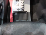 助手席シートアンダートレイ。