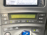 【オートエアコン】一度お好みの温度に設定すれば、車内の温度を検知し風量や温度を自動で調整。暑い&hellip;寒い&hellip;と何度もスイッチ操作をする必要はありません。快適な車内空間には必須の機能ですね♪
