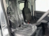 シンプルながら機能性あふれる運転席廻りです。視界性もよく、運転しやすいですよ。