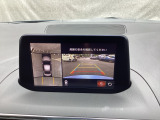 狭い場所での駐車やすれ違いなどでより的確な運転操作に役立つ360&deg;ビューモニターが装備されています。