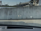 HUD: ヘッドアップディスプレイはドライバーが前方に集中できるよう、ナビや車速情報をフロントガラスに投影するシステムです。