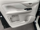 助手席ドア内張りには収納があります