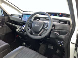 見通しのよいすっきりとした視界で、誰でも運転しやすいです。運転のしやすさは疲れにくさにも繋がりますよ♪