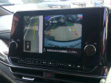 【アラウンドビューモニター】空から見下ろした映像がナビ画面にて確認可能です。駐車もラクラクですよ♪