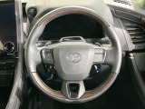 インテリアに合わせたデザインのステアリングは、運転される方のことも考え、運転しやすい形状、大きさです。是非一度、実際に触ってお確かめください。