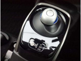 こちらのシフトは、車両にマッチしたデザインになっています!握りやすく、操作し易い配置になっていますので、いつも触れるシフトだからこそ、大切ですね!