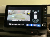 リバースギアに入れるだけで後方の表示へ切り替わります。夜間や雨の日の駐車も楽になりますよ。