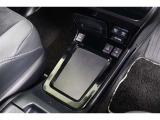給電用USBポートが装備されています。iPhoneやスマートフォンの充電など、車内にあると便利なアイテムのひとつですね!充電中のスマホなどの置き場に便利なトレイも備えています。